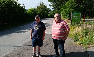 Die beiden Anwohner Dieter Rührup (l.) und Fritz Betten fordern eine Geschwindigkeitsbegrenzung für den oberen Borweg. Denn direkt vor dem Waldkindergarten sind 100 Stundenkilometer erlaubt. - Nicole Bliesener