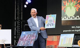 Gab alles: Moderator Frank Katzmarek, der hier ein Karl-Lagerfeld-Portrait anpreist. - Ekkehard Wind