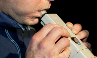 Manche Autofahrer mussten sich einem Alkoholtest unterziehen. - Uli Deck/picture-alliance/dpa/dpaweb