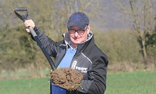 Landwirt Rainer Meyer sticht keinen Spargel, weil der Boden in Dehme dafür ungeeignet ist. - Ulf Hanke