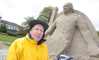 Der Holländer Jeroen van de Vlag arbeitet aktuell an der Sandskulptur von Frankreichs Superstar Kylian Mbappé. Der Fußballer könnte von dem Balkon des Wellness-Hotels im Hintergrund sogar auf das Werk schauen. Die französische Nationalmannschaft ist zur EM im Best Western Premier Park Hotel & Spa untergebracht. - Uwe Müller