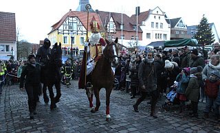 Hoch zu Ross erscheint Bischof Nikolaus beim nach ihm benannten adventlichen Markt in Büren. - Johannes Büttner
