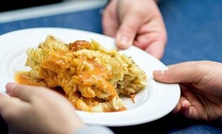 Die Stadt Paderborn darf die Kosten für die Essensausgabe nicht an die Eltern weitergeben. - Symbolbild Hauke-Christian Dittrich/dpa