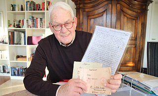 Peter Hehemann hält den Weihnachtsbrief in der Hand, den sein Vater 1946 aus der Kriegsgefangenschaft schrieb. - Nicole Bliesener