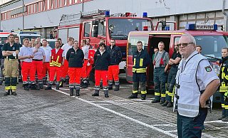 Elmar Keuter als Verbandsführer beim Abmarsch der ersten Helfer aus dem Kreis Paderborn ins Katastrophengebiet nach Altena. - VdF/Ralph Meyer