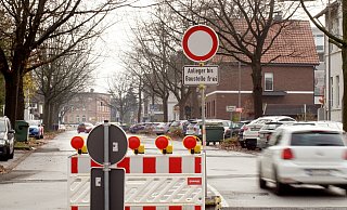 Durchfahrt verboten: Die Brunnenallee in Bünde ist seit längerer Zeit eine Baustelle. - Niklas Krämer