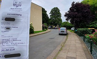 35 Euro werden fällig, wenn in dieser (laut Stadt) gefährlichen Kurve der Nobelstraße geparkt wird. Die Bestrafte parkte rechts; aus diesem Blickwinkel noch vor dem hier zu sehenden Auto. - Kurt Ehmke