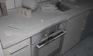 Löschpulver bedeckt den Herd, in dem am Montagabend eine Pfanne Feuer gefangen hatte. - Polizei Höxter