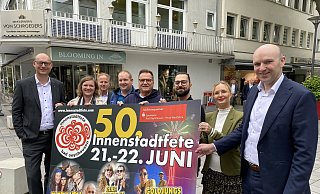 Vorfreude auf die 50. Innenstadtfete: Markus Krawietz (v. l., Sparkasse), Julia Hinkelmann (Stadtwerke), Marcus von Schroeders, Daniel Schlüter, Bernd Bolte, André Siekmeier (Druckerei), Kirten Weigelt (Volksbank) und Matthias Paschke (Sparkasse) am Schweinebrunnen. - Nicole Sielermann