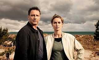 Geraten immer mal wieder aneinander: Tjark Wolf (Hendrik Duryn) und Femke Folkmer (Pia Barucki) ermitteln an der Nordsee. - GORDON MUEHLE 0172-3006031