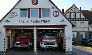 Das Feuerwehrgerätehaus Lüchtringen und die alte Schule (rechts dahinter), sollen abgerissen werden. - Thomas Kube