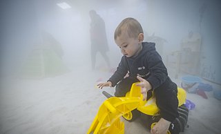 Diesig ist's am Baby-Strand: Das Inhalations-Spielzimmer wird mit einem speziellen Generator mit Sole vernebelt. Während Kinder wie Jannis (18 Monate) begeistert baggern, inhalieren sie, ohne es zu merken. - Sarah Jonek