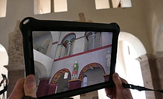 Die Stuckfiguren, die über dem Quadrum wachten, erleben auf dem Tablet des Bildschirms in ihrer rekonstruierten Farbigkeit eine Renaissance. - Kirchengemeinde Corvey