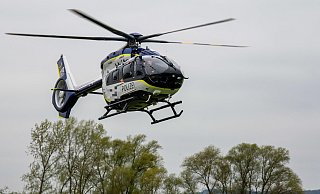 Zeitweise unterstützte ein Polizeihubschrauber die Suche nach den Verdächtigen im Kreis Gütersloh. - Stefan Puchner