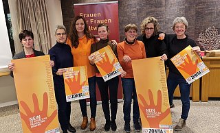 Auch unter dem Energiespar-Gebot bringen sie die Kampagnen-Farbe Orange engagiert und mit Ideen in die Öffentlichkeit: Cécile Droste zu Vischering (v. l.), Claudia Bonefeld, Silke Köhler, Annette Finkeldei, Ruth Koßmann, Barbara Fien und Heike Jandt. - Zonta-Club Höxter