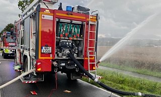 Die Einsatzkräfte pumpten am vergangenen Sonntag große Wassermassen aus einem Garten in Bad Holzhausen, teilweise 5.000 Liter pro Minute. - Freiwillige Feuerwehr Preußisch Oldendorf