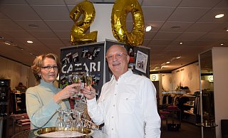 Regina Waite und Inhaber Jürgen Fellbaum stoßen auf das 20-jährige Bestehen von "Catari" an. - Mareike Patock