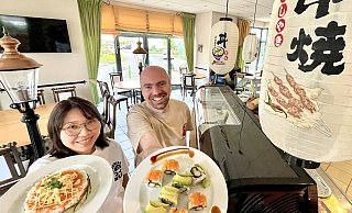 Van Thai und Dustin Albermann führen gemeinsam den japanischen Imbiss Washoku in Hövelhof. Thai stammt aus Vietnam und ist die Köchin des neu gestarteten Gastro-Duos. Sie zeigt als Eigenkreation einen Sushi-Kuchen, Albermann präsentiert frisch zubereitete Maki-Röllchen. - Jens Reddeker