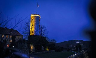 Jetzt wird die Sparrenburg wieder beleuchtet - ab Montag, wenn auch nicht gelb-blau, wie hier 2022 als Mahnung an den Ukraine-Krieg. - Sarah Jonek Fotografie