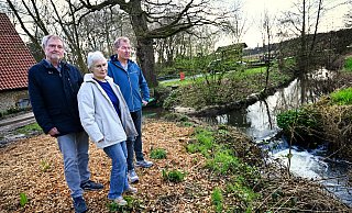 Erich Hoffmann (v.l.), Gerlinde Günther-Boemke und Hans Westfeld stehen am Bach, der verlegt werden soll. - Barbara Franke