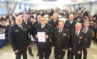 Brandoberinspektor Wilhelm König (vorn, 2. v. l.) ist seit 50 Jahren aktiv bei der Warburger Feuerwehr im Einsatz. - Burkhard Battran
