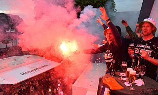 Die Spieler des FC Gütersloh brannten zuerst ein sportliches Feuerwerk ab, dann setzten sie einmal vom Balkon des Roggenkamps den Kreisverkehr unter Dampf. - Jens Dünhölter