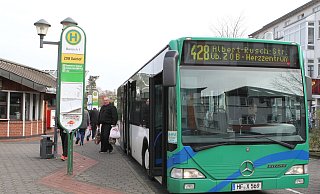 Wenn in Bad Oeynhausen ein größerer Polizeieinsatz stattfindet, dann am Zentralen Omnibusbahnhof (ZOB) in Bad Oeynhausen. Mittwochnachmittag wurden die Beamten zu einer Schlägerei gerufen. - Nicole Sielermann