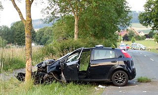 Der Pkw kollidierte bei Höxter mit dem Baum. - Polizei Höxter