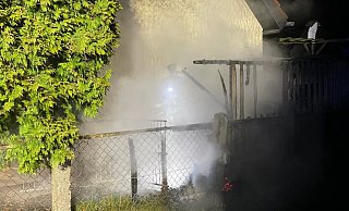 Der Unterstand wurde beim Mülltonnenbrand zerstört. Menschen waren nicht in Gefahr. - Feuerwehr Löhne