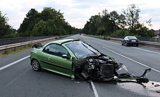 Der Peugeot des Fahres aus Bünde hat nach dem Zusammenstoß einen Totalschaden. - Polizei Herford