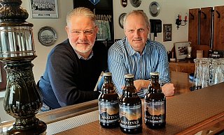 Kooperation: Brauereichef Michael Kohlschein (l.) und Ralf Gerlach von der Waldbühne in Niederelsungen. - Dieter Scholz