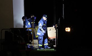 Offenbar schleppten die Einsatzkräfte kistenweise Cannabispflanzen aus dem Haus. - Alex Lehn