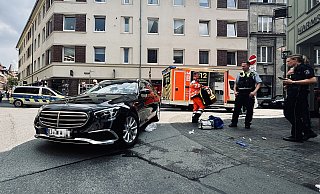 Der Mercedes hatte eine Frau erfasst und zu Boden gebracht. Dabei zog sie sich Verletzungen zu. - Eike J. Horstmann Der Mercedes hatte eine Frau erfasst und zu Boden gebracht. Dabei zog sie sich Verletzungen zu. - Eike J. Horstmann