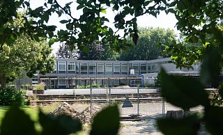 Die ehemalige Hauptschule Elverdissen wird abgerissen. An ihrem Standort soll ein neues Wohngebiet entwickelt werden. - Ralf Bittner