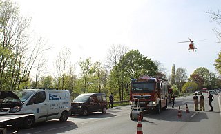 Die drei Verletzten wurden in Rettungskrankenwagen in ein Krankenhaus gebracht. Der Hubschrauber brachte den Notarzt. - Anastasia von Fugler