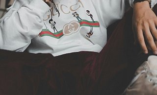 Die jungen Täter fielen mit Gucci-Trainingsanzügen auf. Wer kennt die Männer? - Symbolfoto: Unsplash / Creative Commons