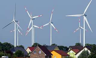Der Abstand von Windrädern zu Wohnhäusern hat in der Vergangenheit wiederholt zu Streit zwischen Bürgern und Bauherren geführt. - Patrick Pleul