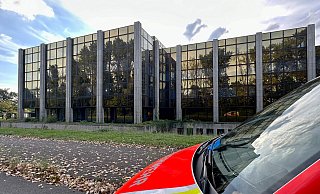 Zum zweiten Mal innerhalb von 24 Stunden rückte die Feuerwehr Paderborn am Samstagnachgmittag zum Bürenzentrum Almepark an der Riermekstraße aus. - Ralph Meyer