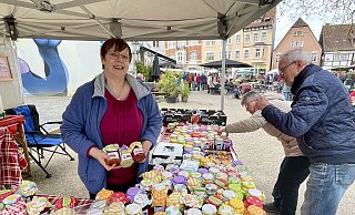 Jutta Payne aus Bünde hat einen ganzen Tisch voller selbstgemachter Marmelade auf dem Gänsemarkt aufgebaut. Die ausgefallenen Sorten wie Pina Colada, Blutorange, Birne mit Pep, Juttas Frühlingstraum oder Zitrone werden gerne probiert. - Natalie Gottwald