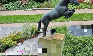 So sah der Grabstein mit der Pferdeskulptur vor dem Diebstahl aus. - Privat