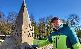 Sandkünstler Jeroen van de Vlag hat unter anderem den Paderborner Dom aus mehreren Tonnen Spezialsand geschnitzt. Bis zur Eröffnung der Sandwelten am Freitag, 12. Mai, stellt er zusammen mit zwei Kolleginnen sechs Skulpturen fertig. - Gartenschau Bad Lippspringe