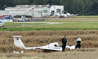 Das Flugzeug ist kurz vor der Landebahn in ein Kornfeld gestürzt. MT.Foto: - Maximilian Hampel