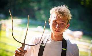 Züchter Rouven Hoomann mit Arbeitsgerät. - Mike-Dennis Müller / www.mdm.photo