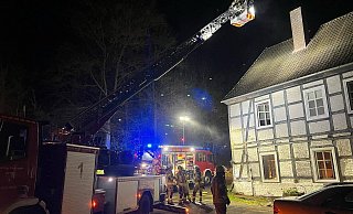 Einsatzkräfte der Warburger Feuerwehr eilten am Samstagabend zu einem Kaminbrand aus. - FFW Warburg