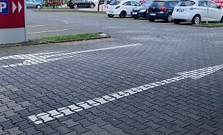Mit allen verfügbaren Streifenwagen eilte die Polizei in Richtung eines Supermarkt-Parkplatzes im Bielefelder Norden. - Stefan Becker (Symbolfoto)