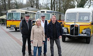 Neue Oldtimerbustouren übers Land: Stephan Schlomann, Stefanie Dettmer, Frank Kraul und Jörg Gropp stellen die Touren vor. - Ulf Hanke