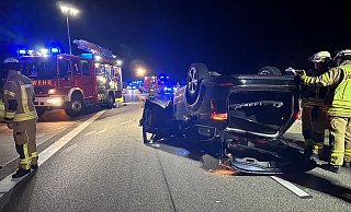 Einsatzkräfte der Warburger Feuerwehr am Unfallort. - FFW Warburg