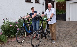 Werner und Ute Daheim aus Kleinenberg haben ihr Auto gegen E-Bikes eingetauscht und haben nach eigenen Angaben an Lebensqualität hinzugewonnen. - Anja Ebner