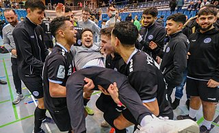 Titelfreude: Nach dem Gewinn der Hallen Fußball-Stadtmeisterschaft 2023 ließen die MCH-Kicker ihren damaligen Coach Cleverson Pelc (Mitte) hochleben. - Andreas Zobe