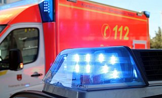 Ein junger Mann wird per Rettungswagen ins Krankenhaus gebracht. - Jens Reichenbach